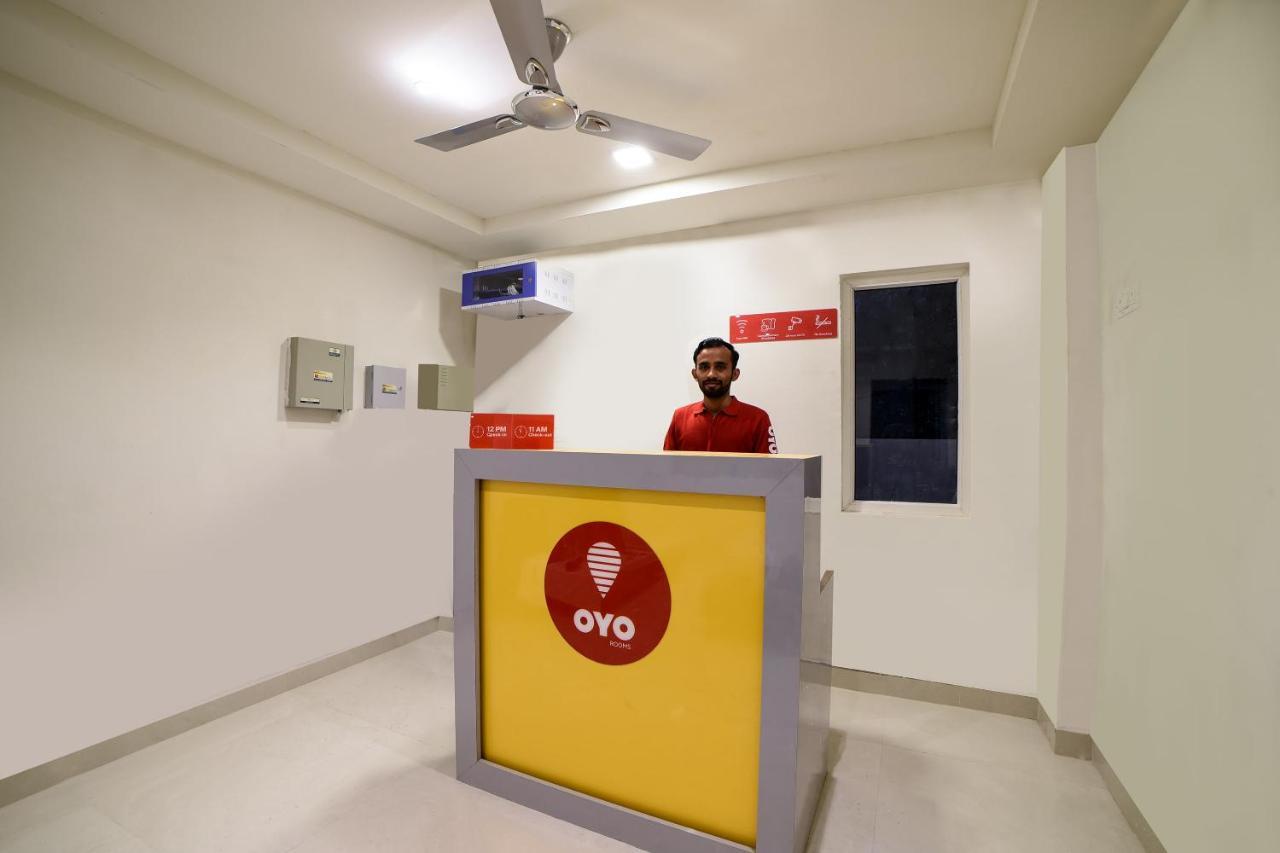Hotel Oyo 16606 Iconic Living à Haïdarabad Extérieur photo